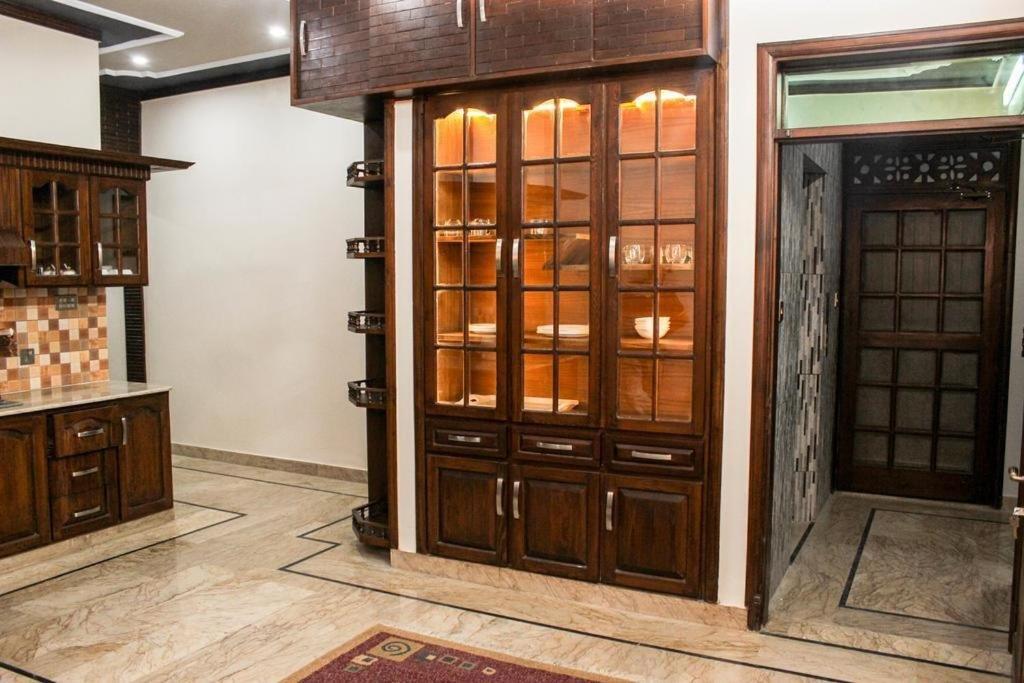 Luxury Living Rooms Near Agha Khan, Millennium, Nueplex Карачи Экстерьер фото