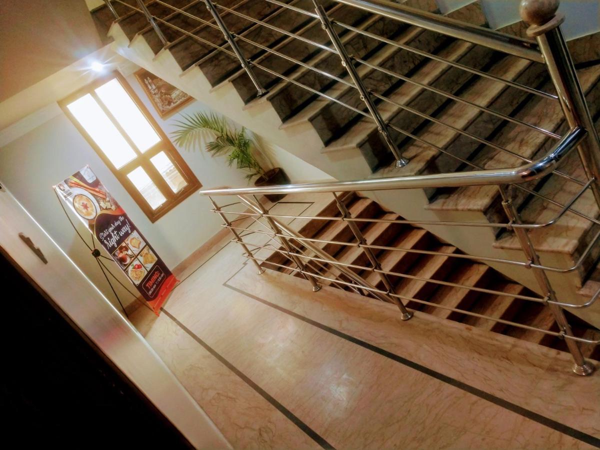 Luxury Living Rooms Near Agha Khan, Millennium, Nueplex Карачи Номер фото